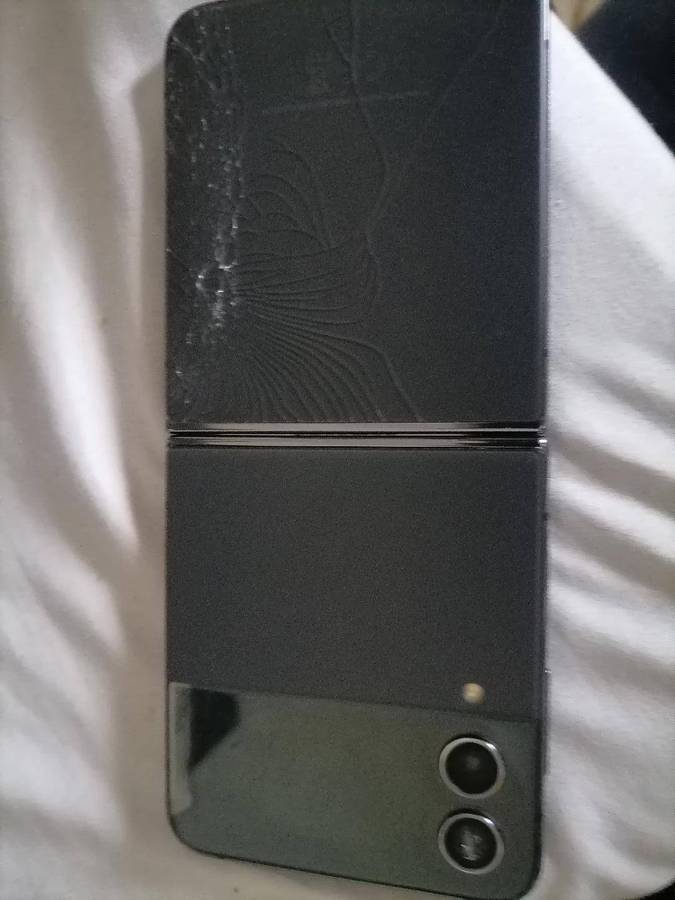 SAMSUNG GALAXY Z FLIP 4(DEFECTIVE)