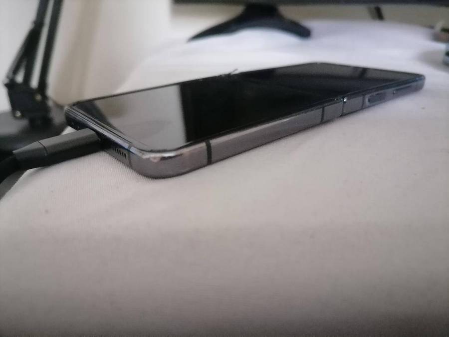 SAMSUNG GALAXY Z FLIP 4(DEFECTIVE)