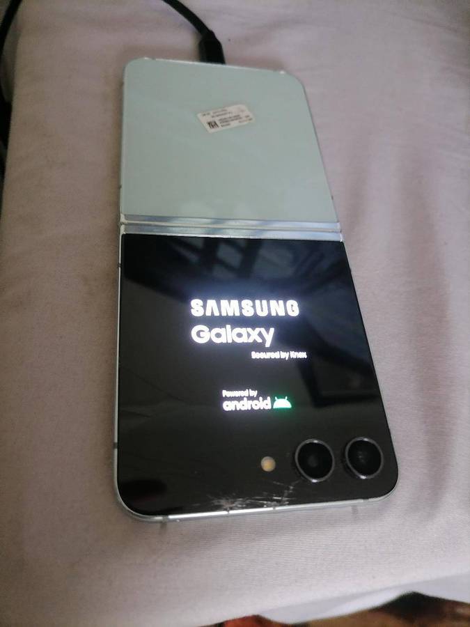SAMSUNG Z FLIP 5(DEFECTIVE)