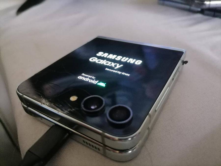 SAMSUNG Z FLIP 5(DEFECTIVE)