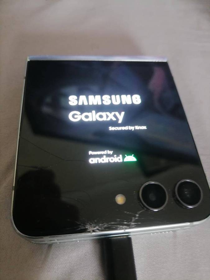 SAMSUNG Z FLIP 5(DEFECTIVE)