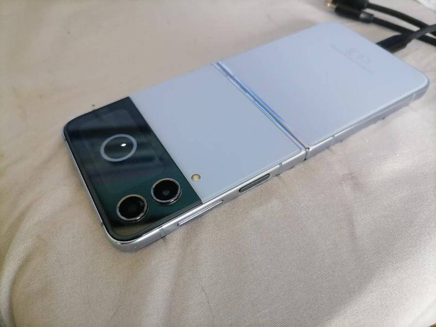 SAMSUNG GALAXY Z FLIP 4(DEFECTIVE)