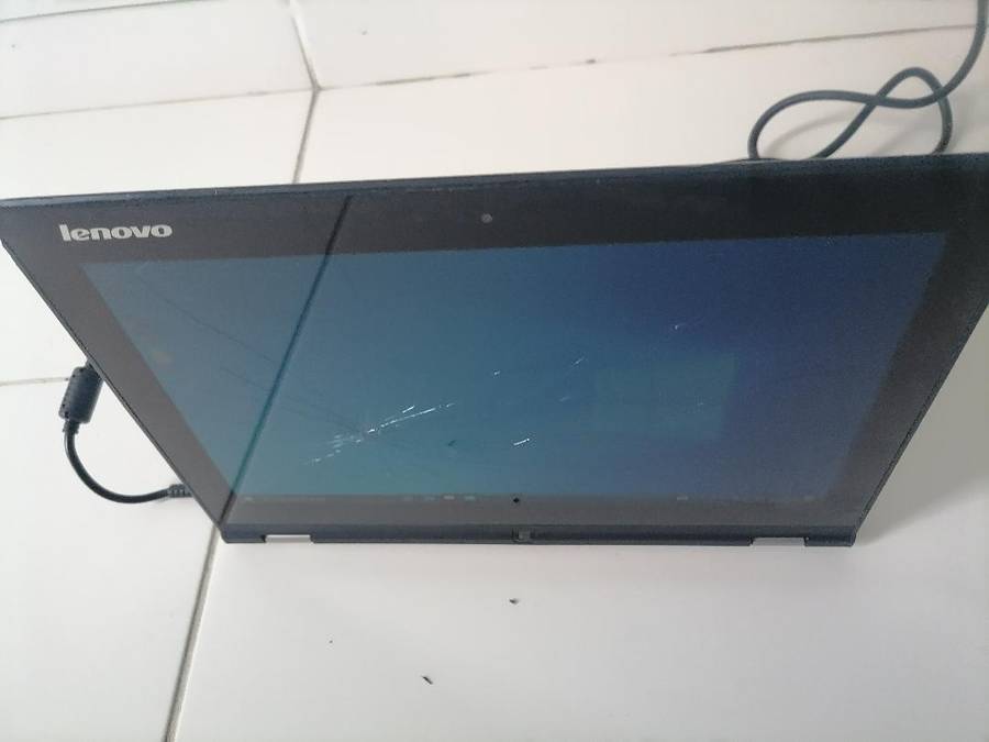 I5 LENOVO YOGA 2 11 LAPTOP/TABLET. WORKING CRACK ON GLASS*SOLD AS IS**