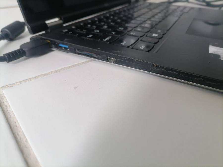 I5 LENOVO YOGA 2 11 LAPTOP/TABLET. WORKING CRACK ON GLASS*SOLD AS IS**