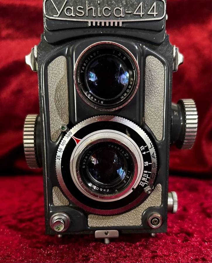 YASHICA 44 TLR Film Camera grey Yashikor 60mm f/3.5 Lens Japan