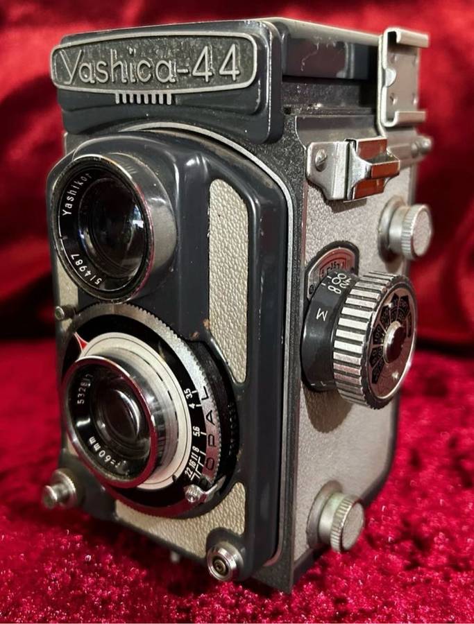 YASHICA 44 TLR Film Camera grey Yashikor 60mm f/3.5 Lens Japan