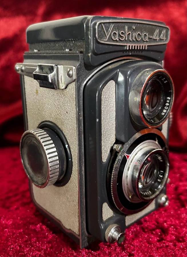 YASHICA 44 TLR Film Camera grey Yashikor 60mm f/3.5 Lens Japan