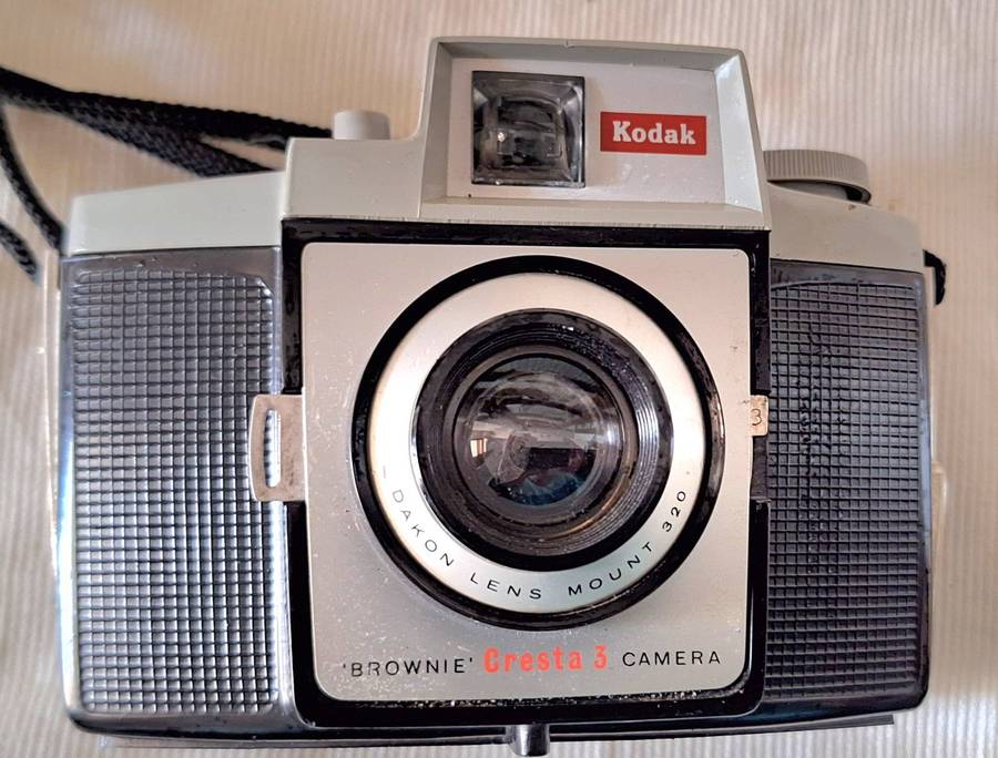 Kodak Brownie Cresta 3 Camera with 320 mount dakon lens and strap For Display or Prop