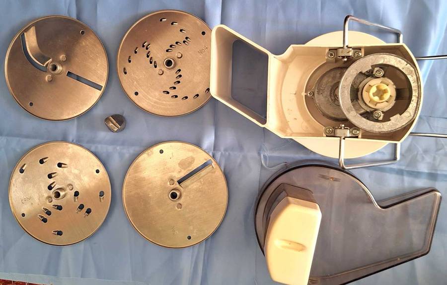 Kenwood Continuous Grater / Slicer Attachment for Chef 4 Slicing / Grating Discs included