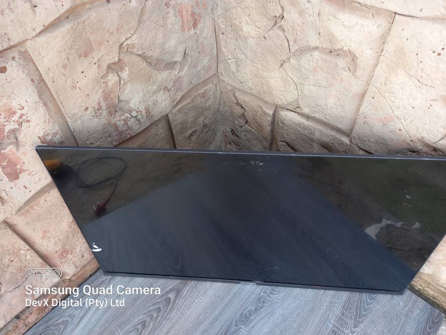 32-inch Mecer HD LED Backlit TV - Model: 32L88F - Cracked Screen & Untested - For Parts/Spares
