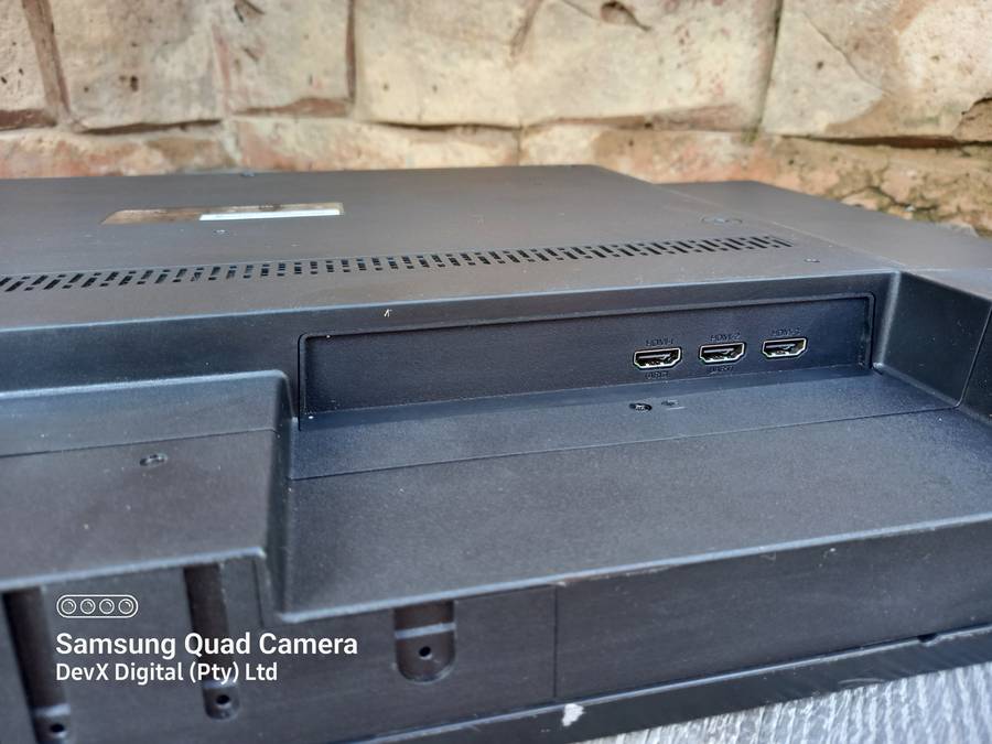 32-inch Mecer HD LED Backlit TV - Model: 32L88F - Cracked Screen & Untested - For Parts/Spares