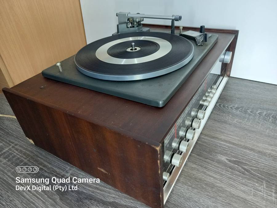 Vintage! Tempest Record Player - Solid Wooden Case - Perfect For Collectors & Vintage Enthusiasts
