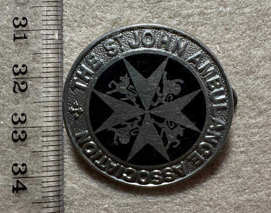 Rhodesian ST JOHNS - BERET BADGE METAL, Registered at St Johns Gate, London