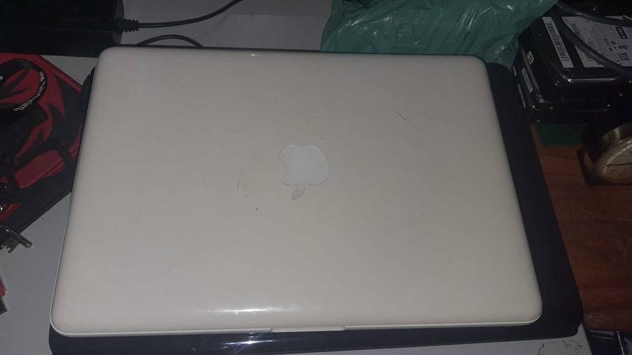 2009 MacBook (Untested no charger)