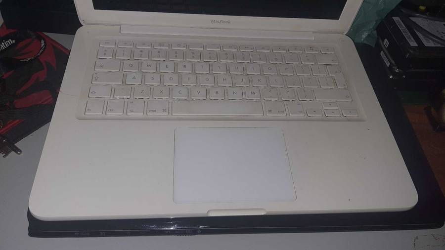2009 MacBook (Untested no charger)