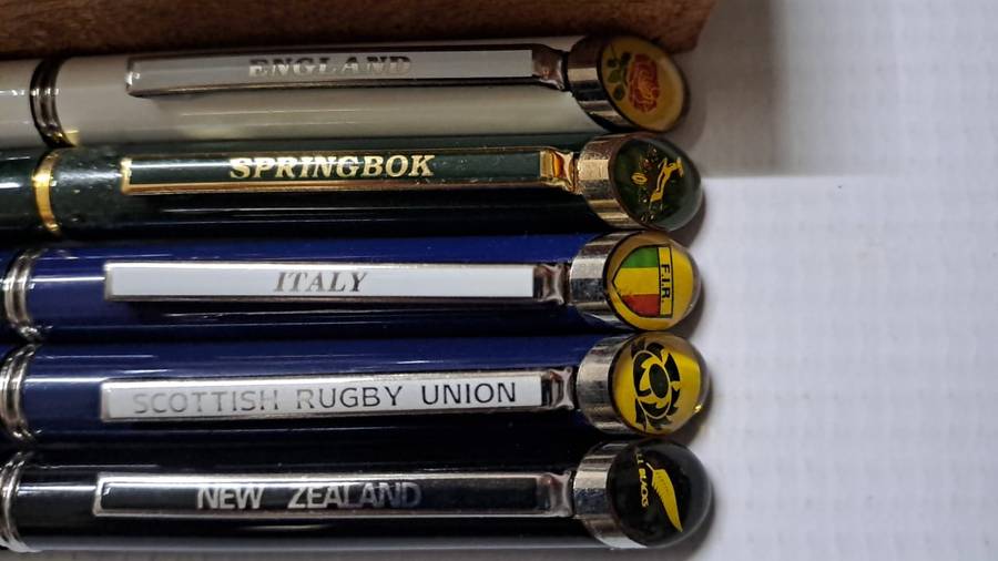 South Africa Rugby - 1995 WC 5 x Pens + 2 Keyrings on a wooden block. See description for collectors