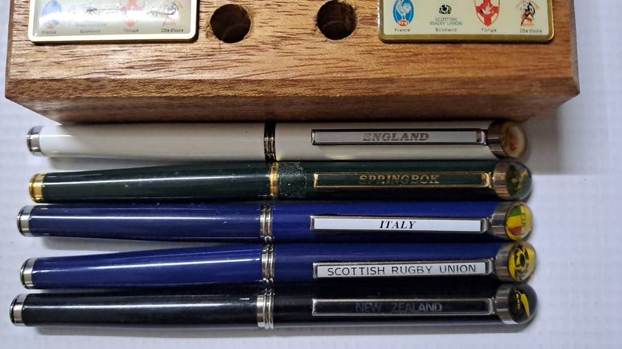 South Africa Rugby - 1995 WC 5 x Pens + 2 Keyrings on a wooden block. See description for collectors