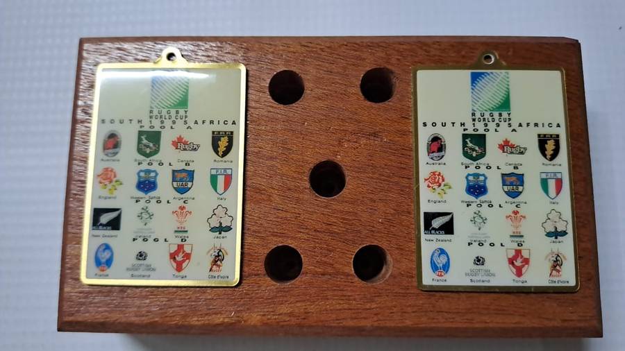 South Africa Rugby - 1995 WC 5 x Pens + 2 Keyrings on a wooden block.