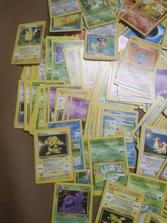Absolutely Massive Bundle of 100% Original Pokemon Cards +/- 500 Cards