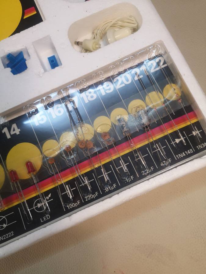 Rare Vintage 1979 World of Radio & Electronics 200 Experiments Tree of Knowledge Complete in Box