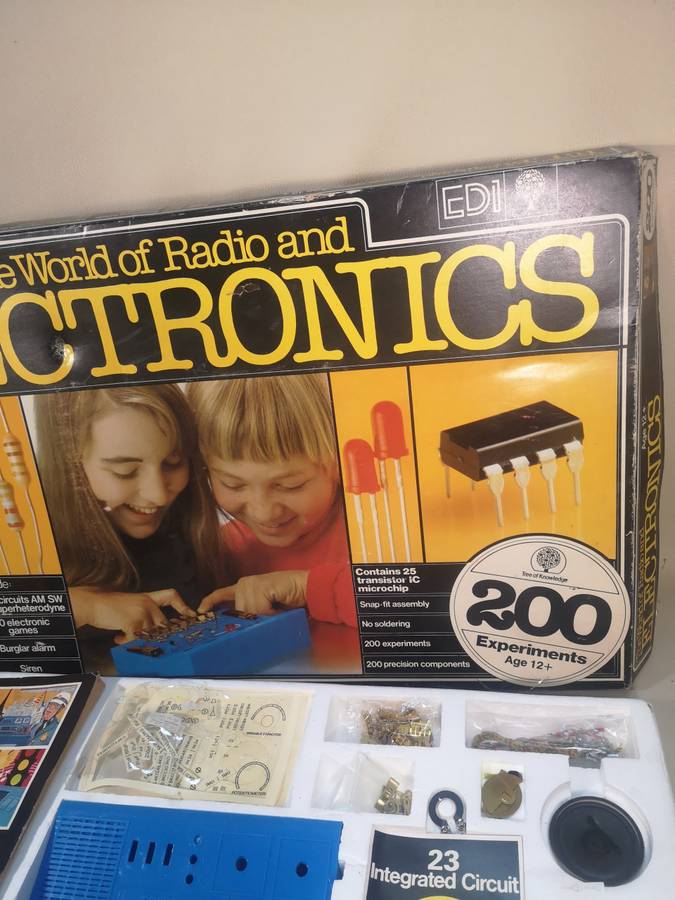 Rare Vintage 1979 World of Radio & Electronics 200 Experiments Tree of Knowledge Complete in Box