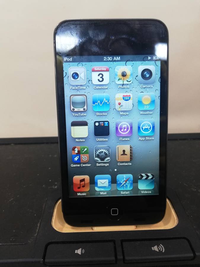 32GB Apple iPod touch 4th Gen + Yamaha PDX-30BL Speaker Dock for iPod and iPhone