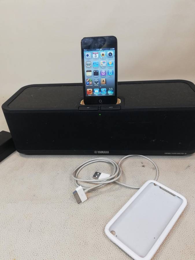 32GB Apple iPod touch 4th Gen + Yamaha PDX-30BL Speaker Dock for iPod and iPhone