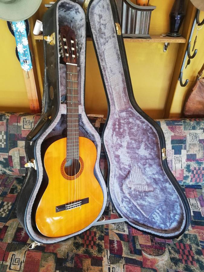 Beautifull YAMAHA CG-100A Classical Guitar in a Guitar Case
