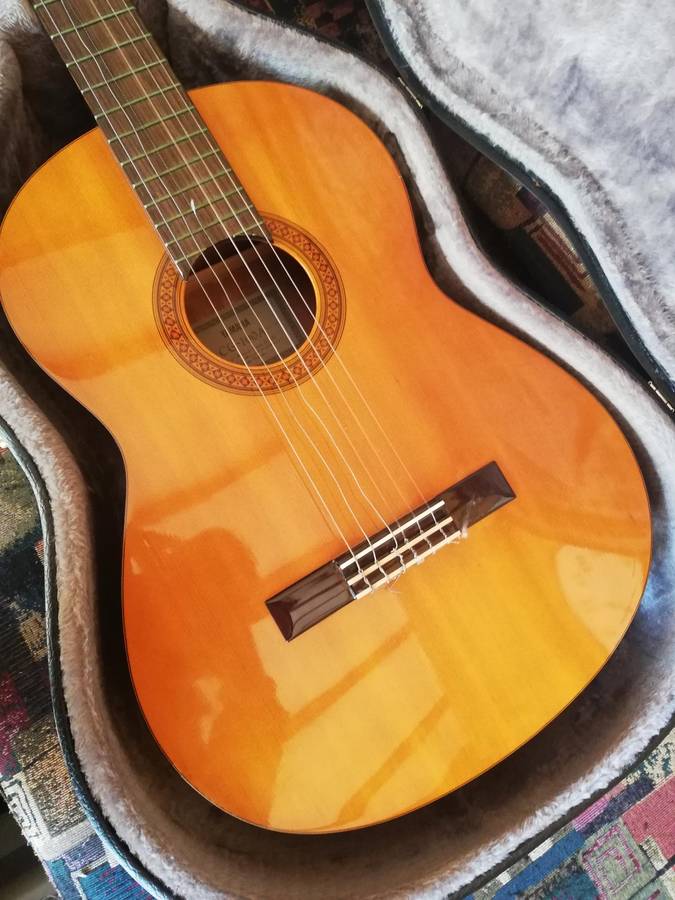 Beautifull YAMAHA CG-100A Classical Guitar in a Guitar Case
