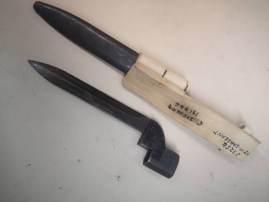 Vintage 1947 British Lee-Enfield No9 bayonet, scabbard and frog - Good Condition