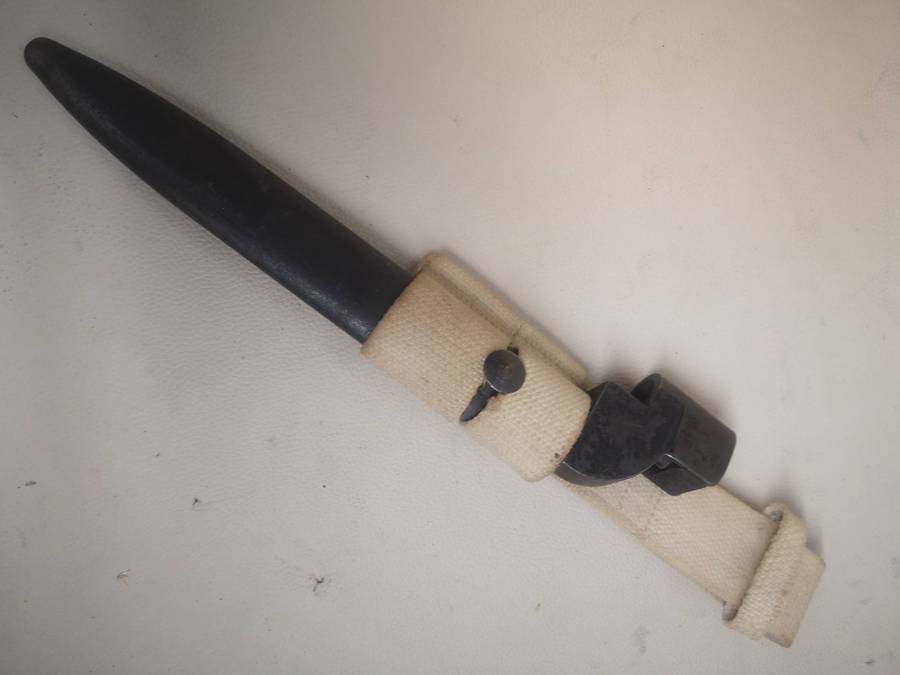 Vintage 1947 British Lee-Enfield No9 bayonet, scabbard and frog - Good Condition