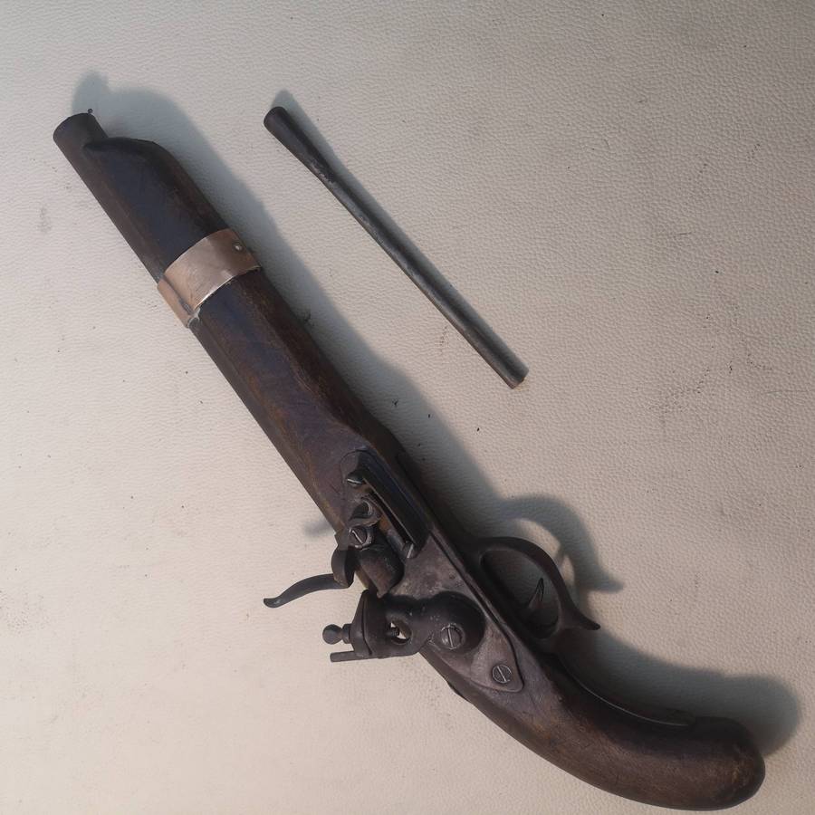 OLD ORIGINAL British Military 1800's flintlock, with ramrod (Deactivated)
