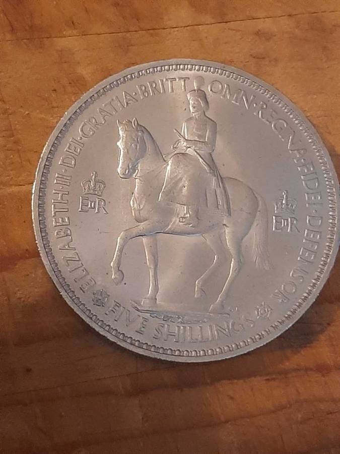 Elizabeth II commemorative 5 Shillings.