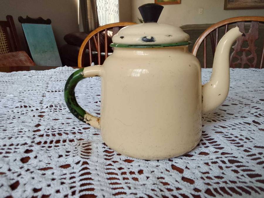 3+1 enamel kettles (see pictures and description)