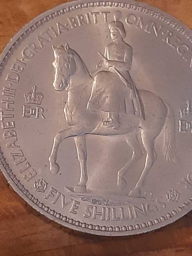 Elizabeth II commemorative 5 Shillings.