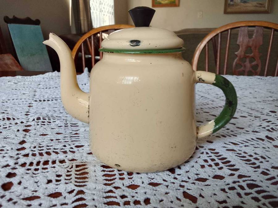 3+1 enamel kettles (see pictures and description)