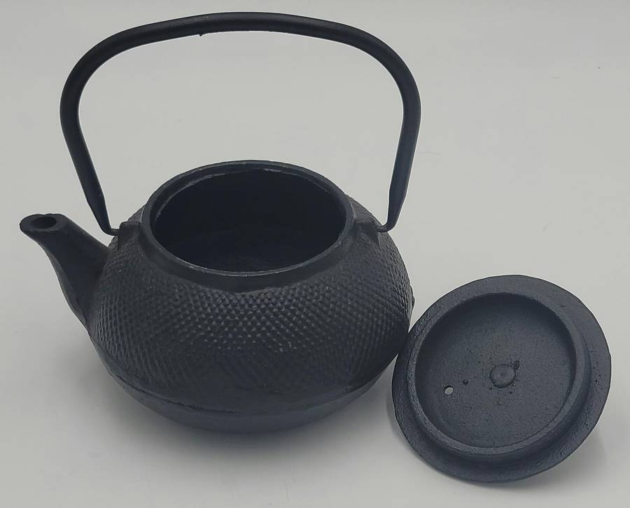 Vintage Japanese Style Teapots in Cast Iron - 2 Pots in different sizes - Great Condition