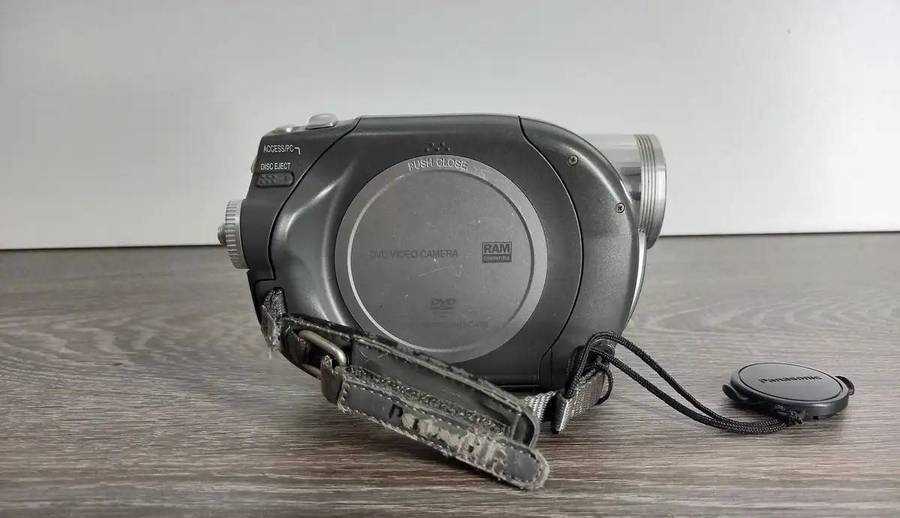 Panasonic VDR-D150EB Camcorder - 30x Zoom - 2.5" LCD - 8cm DVD Recording