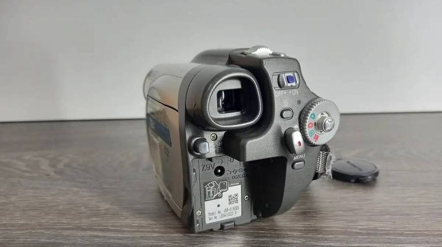 Panasonic VDR-D150EB Camcorder - 30x Zoom - 2.5" LCD - 8cm DVD Recording