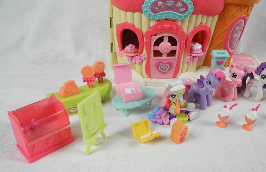 Hasbros My Little Pony Ponyville Collectables from 2006-2008