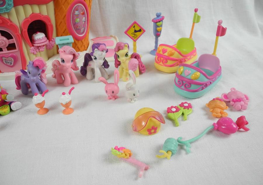 Hasbros My Little Pony Ponyville Collectables from 2006-2008