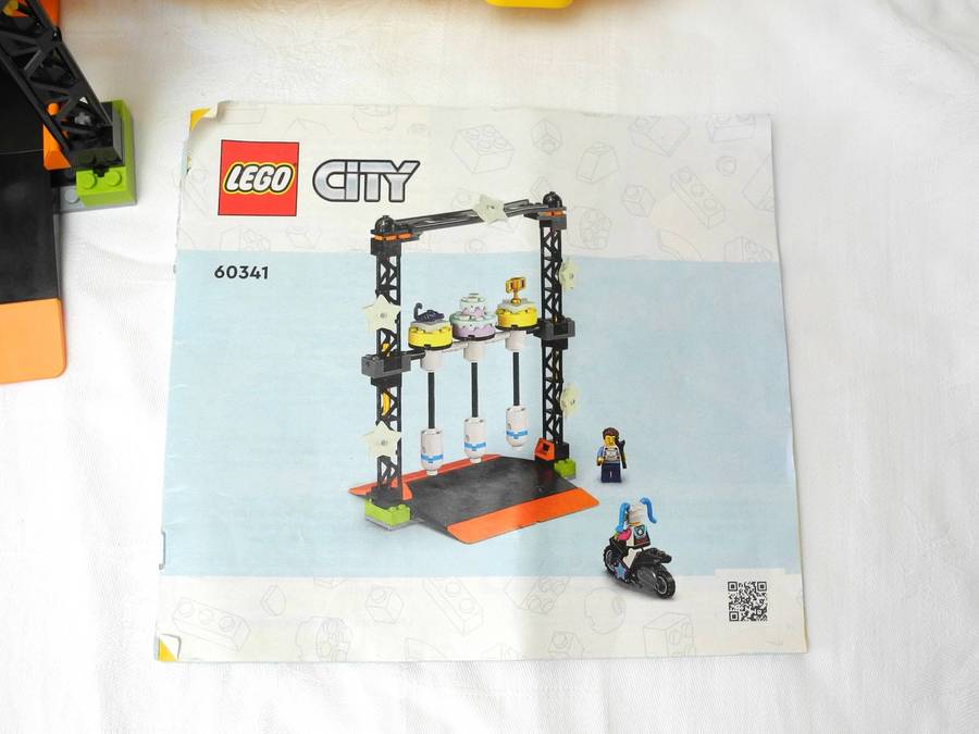 LEGO City The Knockdown Stunt Challenge 60341 Set in a Lego Classic Brick Carry Case