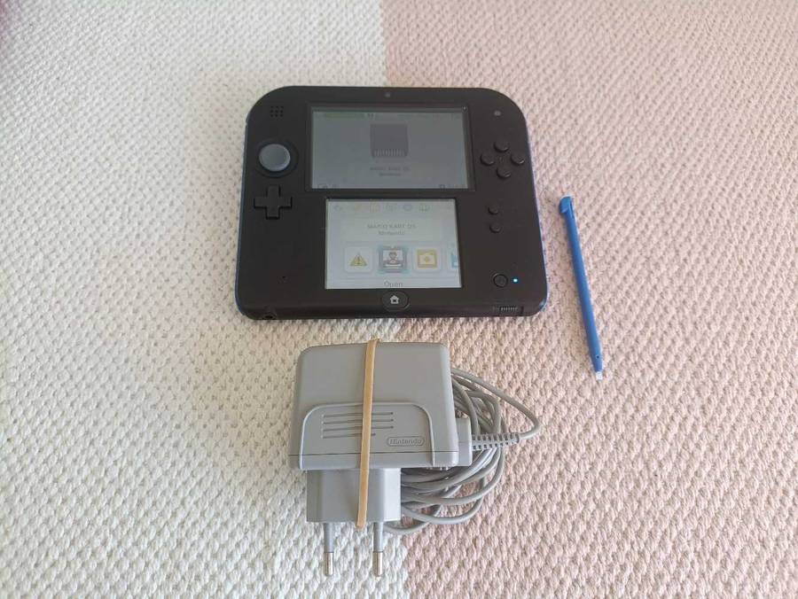 Nintendo 2DS Console +Game