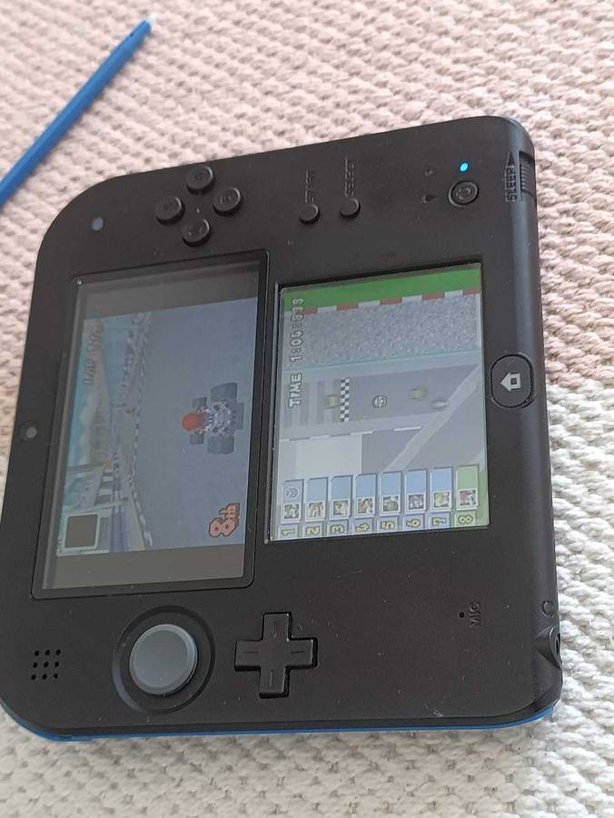 Nintendo 2DS Console +Game