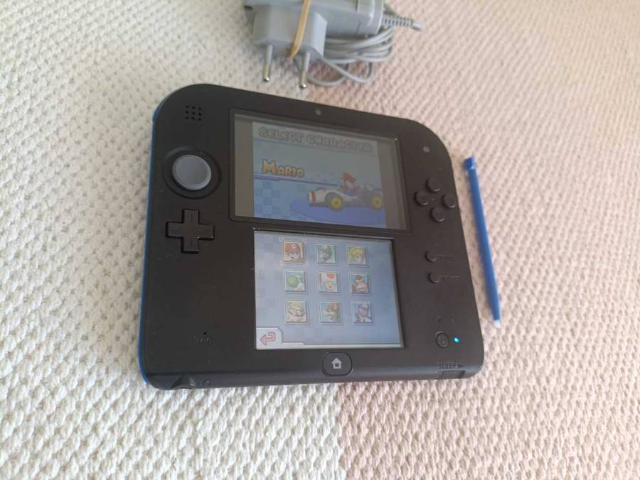Nintendo 2DS Console +Game