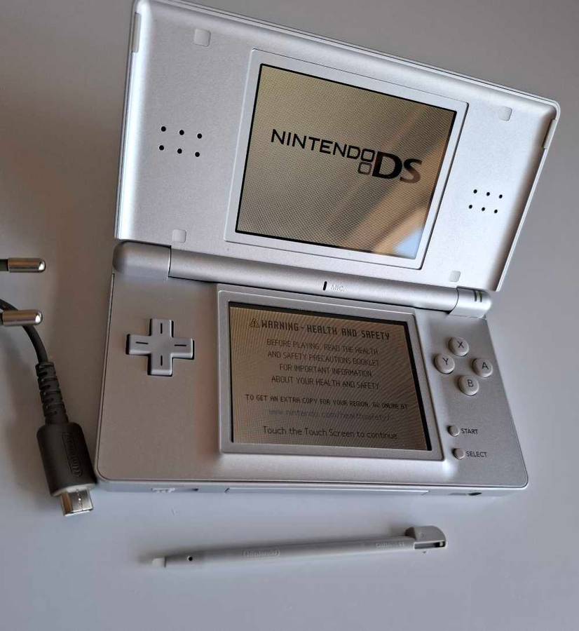 Nintendo Ds Lite Silver +Original stylus, charger