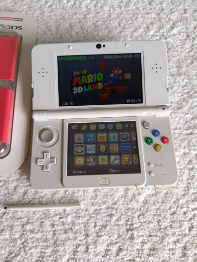 'New' Nintendo 3DS Console With Original Charger