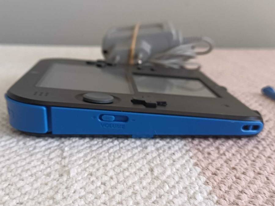 Nintendo 2DS Console +Game