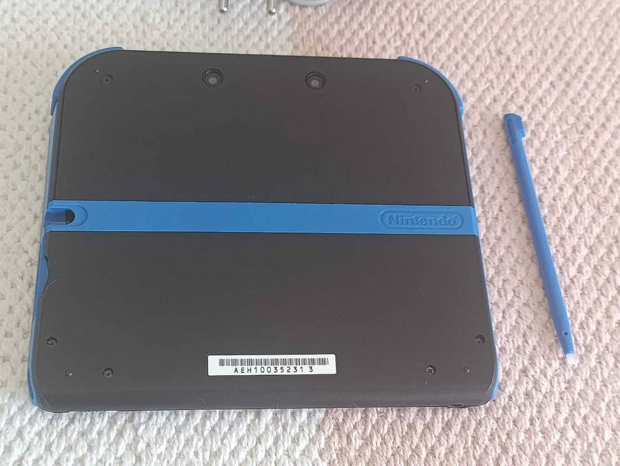 Nintendo 2DS Console +Game