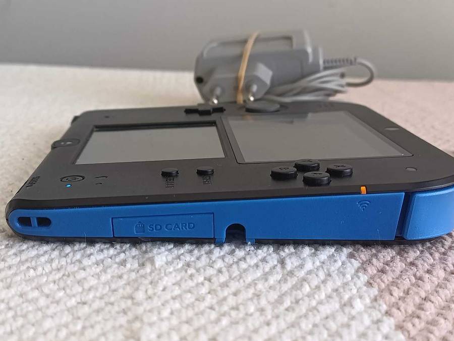 Nintendo 2DS Console +Game